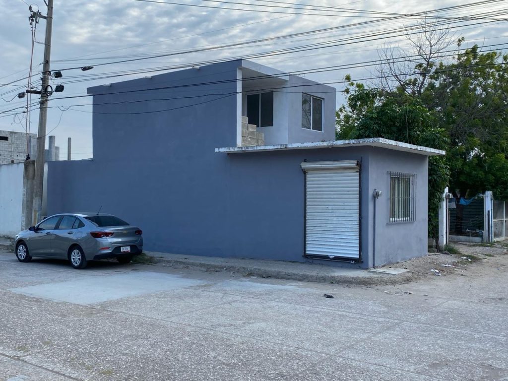 Casa ubicada en esquina sobre vialidad de uso moderado ideal para todo tipo de negocio